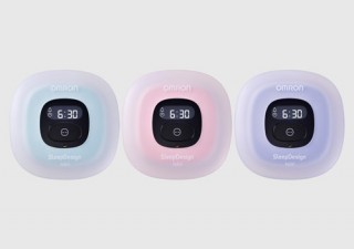 スマホと連動してスムーズな寝つきをサポート、オムロンが「ねむり時間計」新製品を発売