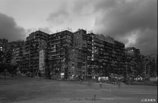 写真家の宮本隆司氏による個展「九龍城砦 Kowloon Walled City」が東京で開催