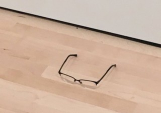 アートとは一体なんなんだろう…　美術館に置かれたメガネに人々は