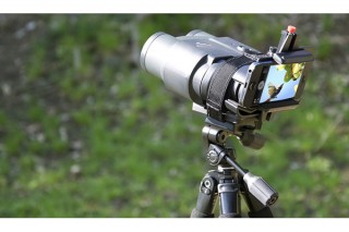 スマホに双眼鏡や望遠鏡を取り付けられる！改良版の「SNAPZOOM II」が発売
