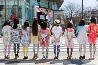 ファッションブランド「ワンピースとタイツ」の参加アーティストによる原画展が札幌で開催