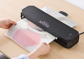 サンワ、A3までの印刷物に対応する起動が速いラミネーター「400-LM002」を発売