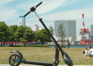 キックスケーターブーム再来なるか!? 電動で世界最軽量の「e-Twow」発売