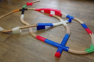 3Dプリンタ作のオリジナル線路で自由なレイアウトが組める「ワンレール」