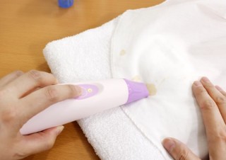 上海問屋が「USB超音波シミ取り機」を発売！衣服に付いた汚れをその場で洗浄