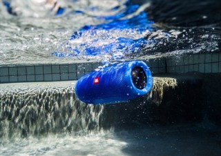 JBL初のIPX7対応防水Bluetoothスピーカーが発売！チューブデザインとカラビナ付きの2製品
