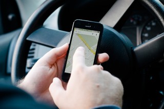 ドライバーさん寝てない？スマホいじってない？ オムロンが新車載センサー開発