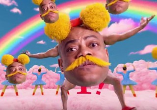 デスクで360度スマホ動画を見て肩コリ解消！ ヤフーのお手軽2分ストレッチ動画