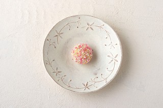 武蔵野美術大学と老舗の“とらや”のコラボレーションで「うつわと和菓子」展が開催