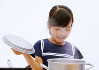 KDDI、タブレットと“おままごと”連携で音・湯気・香りの出る「ままデジ」開発