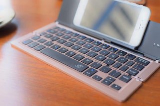 3E、縦方向に折りたたむ方式を採用したスリムなBluetoothキーボード「Stick」を発売