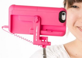 自撮り棒とiPhoneケースが合体！ 手元でシャッターが押せる「自撮りケース」発売