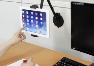 強力吸盤で壁にも吸い付く！3関節アームのタブレットホルダーが発売