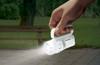 パナソニック、単三形と単四形のどちらの電池を使用しても点灯できる「電池がどっちかライト」を発売