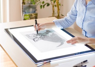 サンワ、126個のLEDを搭載したA2サイズのトレース台を発売