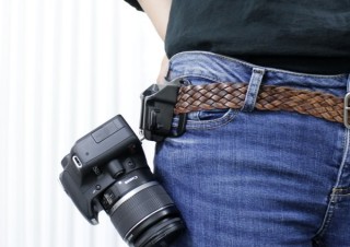 上海問屋、ベルトに一眼レフを固定できるカメラホルダーを発売