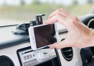 サンワ、下向き設置でドライバーの視界をさえぎらないスマホ車載ホルダーを発売
