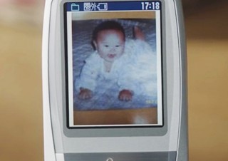 家で眠るケータイを充電して懐かし写真をプリントする「おもいでケータイ タイムトラベル」