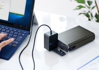 サンワ、スマホだけでなくノートパソコンも充電できる容量1万1400mAhのモバイルバッテリーを発売