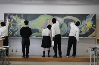 静岡県立科学技術高校美術部による巨大黒板アートのライブ制作が丸井で開催