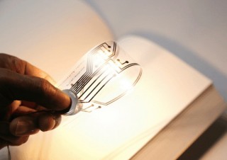 ナノテクとしおりを融合させた美デザインの光るしおり「ブックマーク ライト」