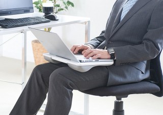 メッシュ生地で蒸れにくい！サンワが膝の上でノートPCを操作できる膝上テーブルを発売