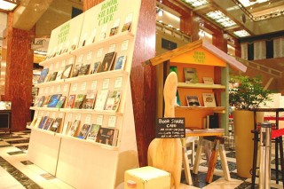 三越で働く人たちが薦める“アート”関連の本が約300冊集められた「第3回 ブックシェアカフェ」