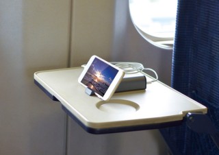 フォースメディア、スライド式スタンドを内蔵したモバイルバッテリー「世界の盾」を発売