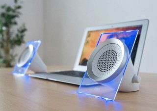 サンワ、青色LEDで透明のアクリルパネルが青く光るスタイリッシュなUSB電源スピーカーを発売
