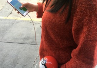 ひと目で「ポケモンGO」仲間だと分かるモンスターボール型バッテリーがEtsyで発売中