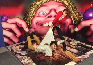 服部正志氏による派手なトリック作品との撮影を楽しめる「スーパートリック3Dアート展」