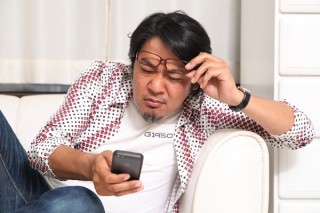 新たな現代病「スマホ老眼」急増中。これからのスマホレイアウトに必要な「文字の感覚」とは？ 