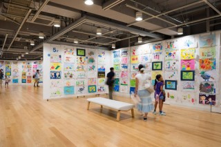 応募された絵を無審査で全て展示する夏休み恒例の「横浜市こどもの美術展2016」が開催