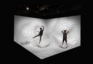 横浜大世界アートリックミュージアムでトリック＆体験アート展「白黒の部屋」が開催
