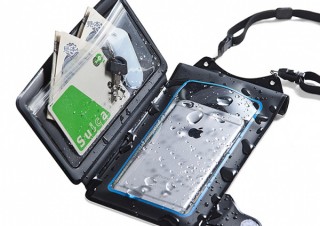 サンワ、スマホと小物をまとめて防水できるIPX8相当のケースを発売