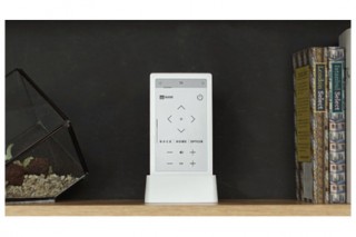 ソニーの電子ペーパーリモコン「HUIS」がBluetoothに対応、クレードルを発売