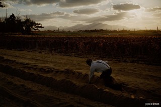 八重山諸島から北海道まで全国各地の農家を撮影した公文健太郎氏の写真展「耕す人」が開催