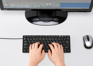 サンワサプライ、外側の枠部分を“極限まで”削ることでサイズを小さく抑えたUSBキーボードを発売
