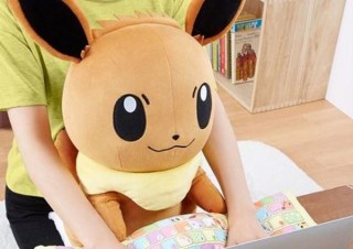ポケモンGOで人気爆発のイーブイがPCクッションに！ バンダイが予約受付開始