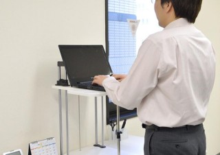 サンコー、机に置くだけでスタンディングデスクになるパソコン台を発売