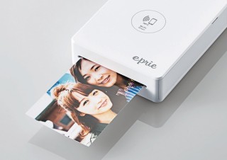 エレコムがモバイルプリンタ「eprie」を発売、スマホで撮影した画像をその場で印刷可能