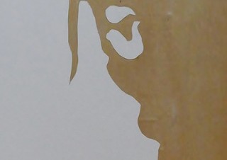 植物をモチーフに作品を制作する小林俊哉氏の“森の樹木の声に耳を傾ける”個展が開催