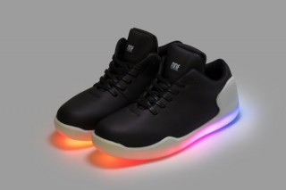 100個の内蔵LEDをスマホで制御できるスマートフットウェア「Orphe」が一般発売