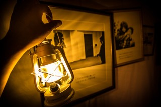 真っ暗な部屋で懐中電灯を片手に作品を鑑賞する写真展「Find your LOVE」