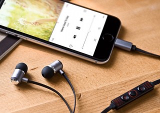 サンワがLightning直結のイヤホンを発売、DACとポータブルアンプを搭載