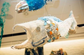 “廃棄物”を生かしてデザインされた約50作品を展示する「第6回 産廃サミット」が開催