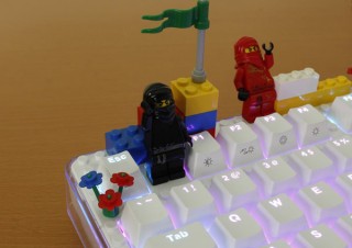 上海問屋、市販のブロック式の玩具でデコレーションできるUSBゲーミングキーボードを発売