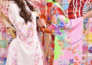 カラフル障子を背景に原宿オリジナル着物で記念撮影できるスタジオ「もしもし着物サロン」がオープン
