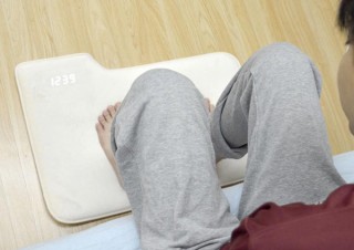 サンコー、両足で踏み続けるとアラームが止まるマット型目覚まし時計「ニドネン」を発売