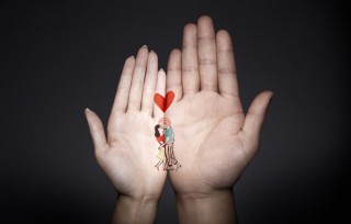 カップルが手のひらを“絵本”に見立てて愛の物語を読む体感型イベントがティファニー銀座本店で開催